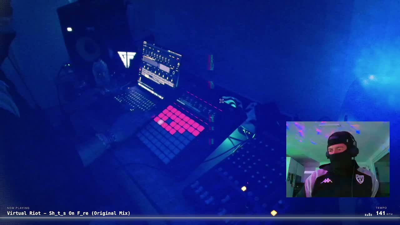 GUNFINGA — live transmission, still from the set